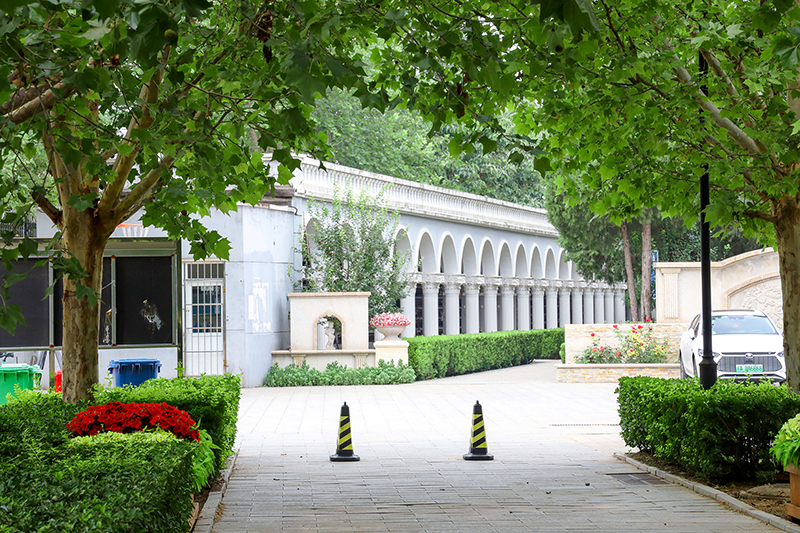 探秘北京外侨公墓风水：都市中的藏风聚气之地